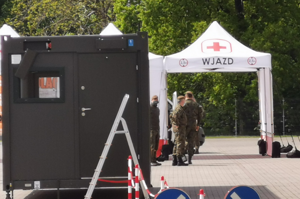 Mobilny punkt pobrań do badań na koronawirusa na targu w Krotoszynie