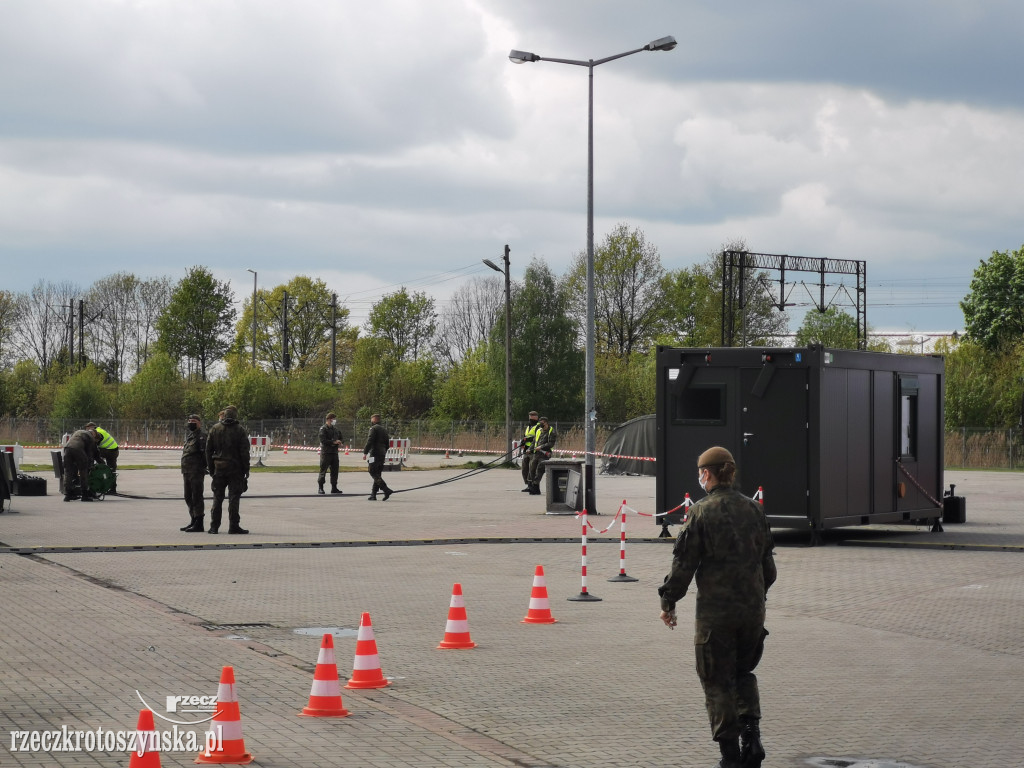Mobilny punkt pobrań do badań na koronawirusa na targu w Krotoszynie