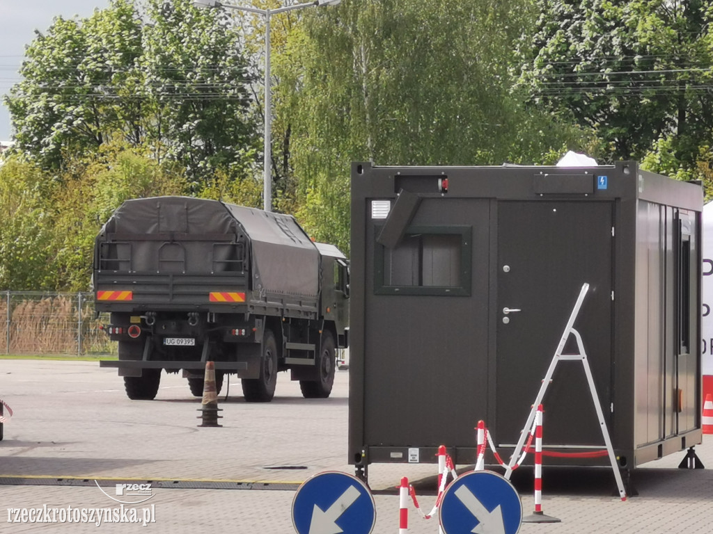 Mobilny punkt pobrań do badań na koronawirusa na targu w Krotoszynie