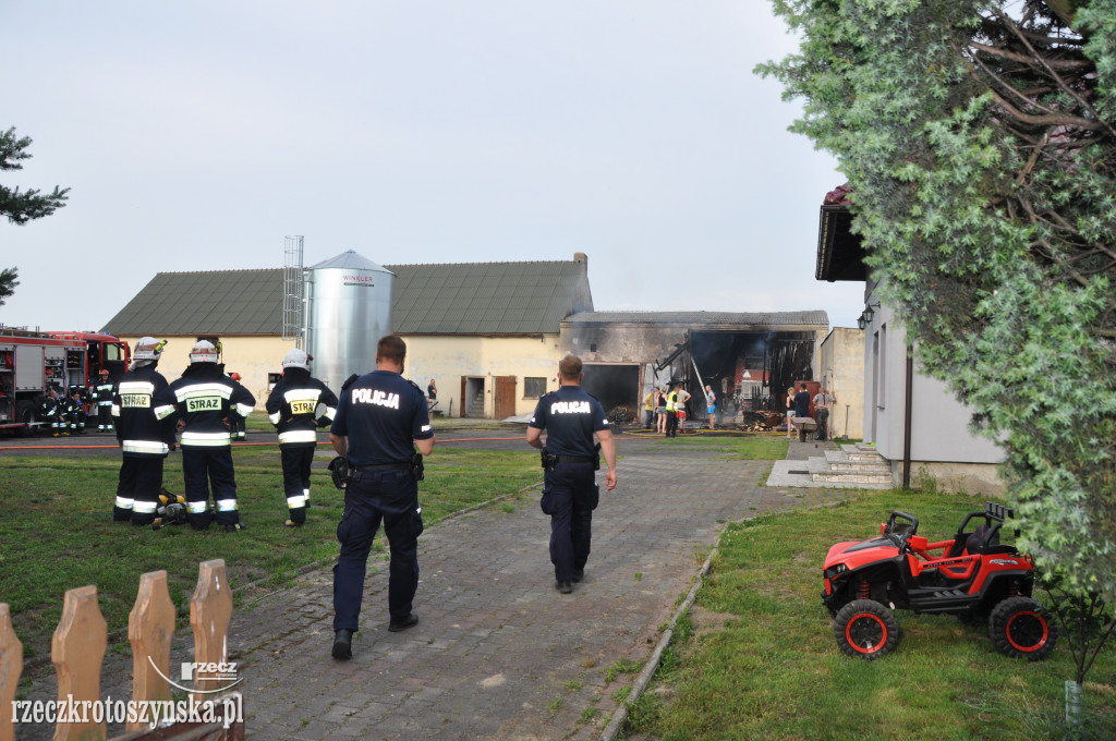 Palił się kombajn i paliwo na ul. Kopieczki