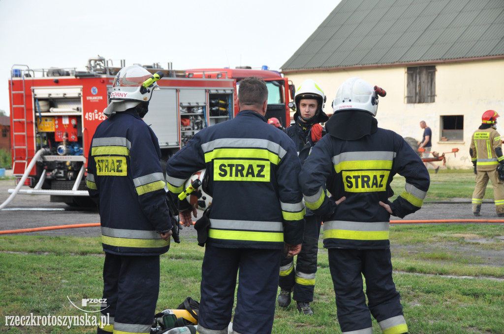 Palił się kombajn i paliwo na ul. Kopieczki