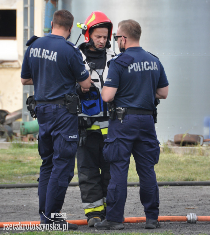Palił się kombajn i paliwo na ul. Kopieczki