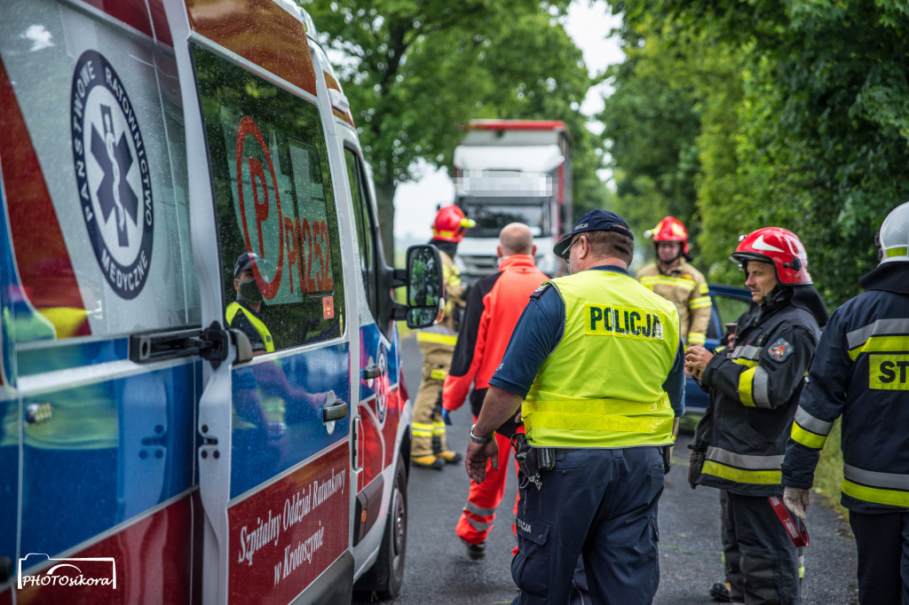 Kobieta uderzyła w drzewo i trafiła do szpitala