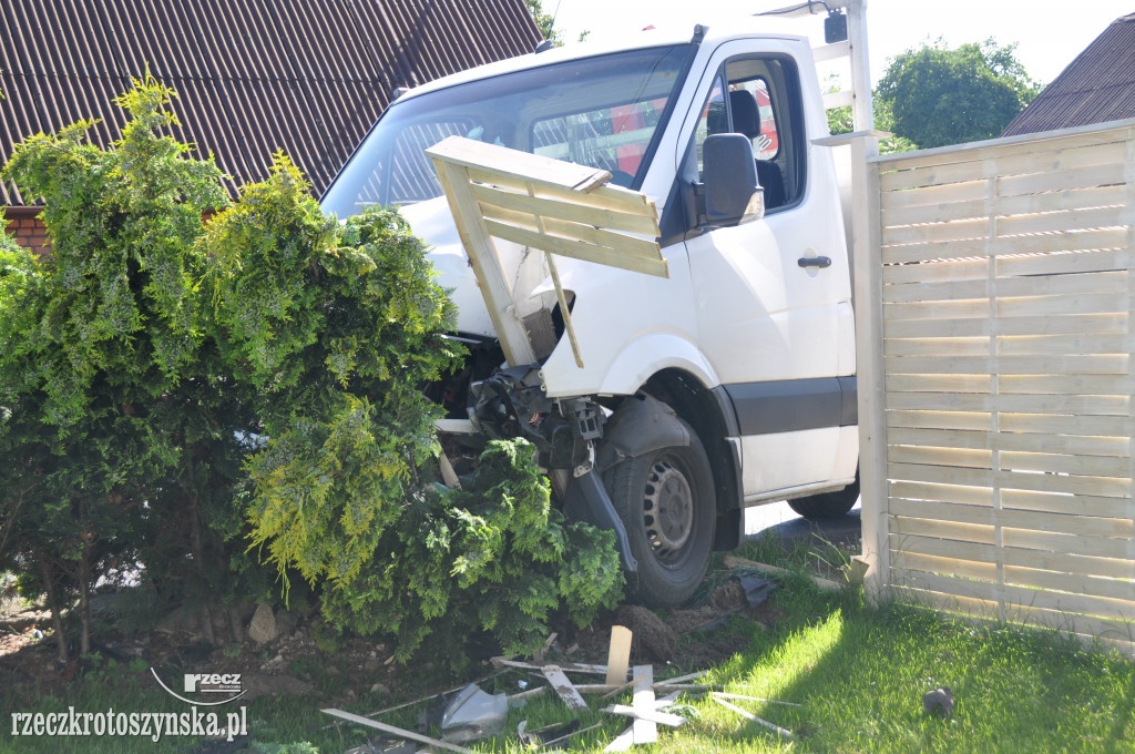 Zasłabł za kierownicą i uderzył w drewniane ogrodzenie posesji
