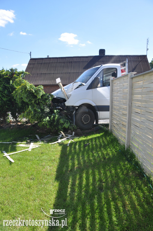 Zasłabł za kierownicą i uderzył w drewniane ogrodzenie posesji