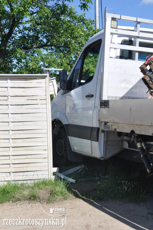 Zasłabł za kierownicą i uderzył w drewniane ogrodzenie posesji