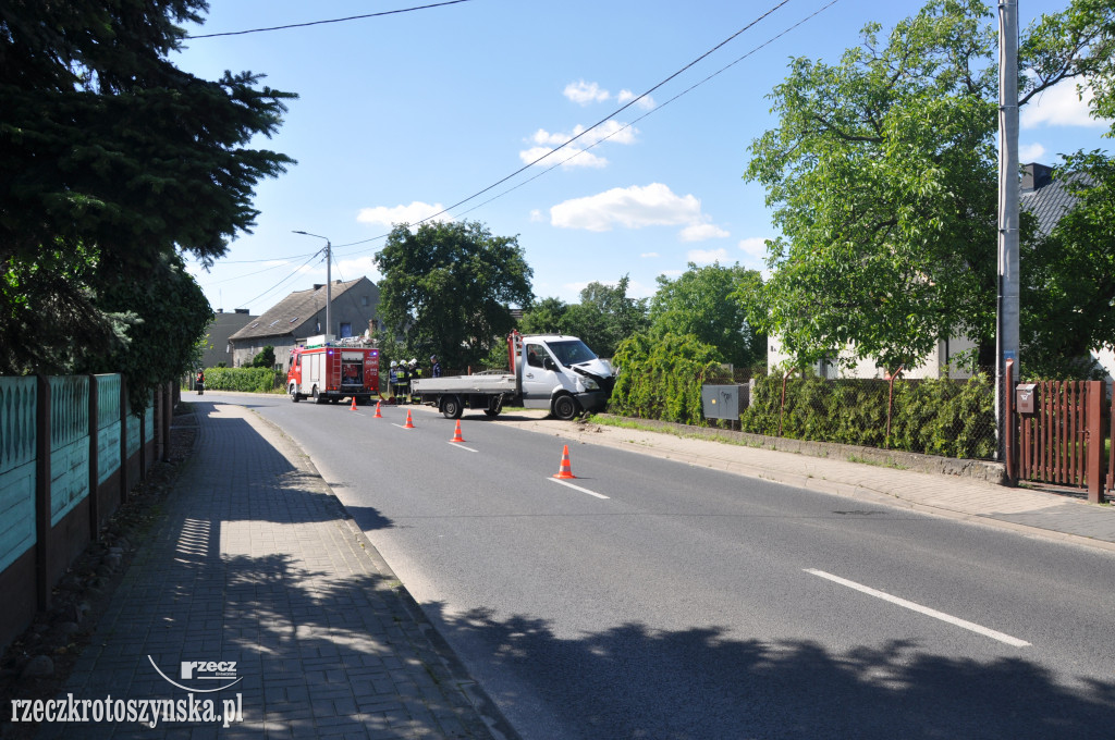 Zasłabł za kierownicą i uderzył w drewniane ogrodzenie posesji