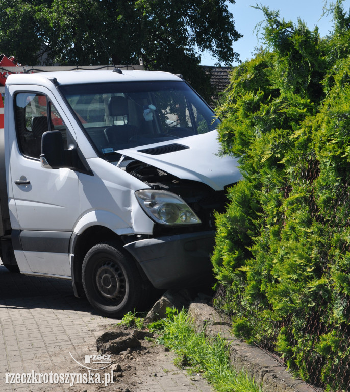 Zasłabł za kierownicą i uderzył w drewniane ogrodzenie posesji