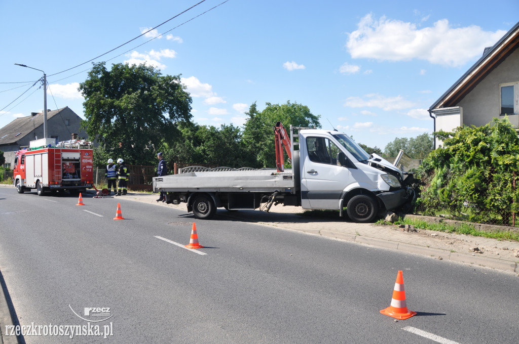 Zasłabł za kierownicą i uderzył w drewniane ogrodzenie posesji