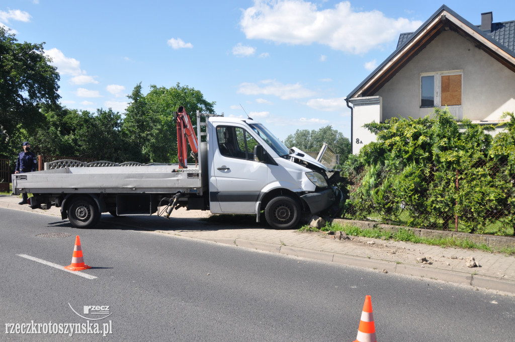 Zasłabł za kierownicą i uderzył w drewniane ogrodzenie posesji