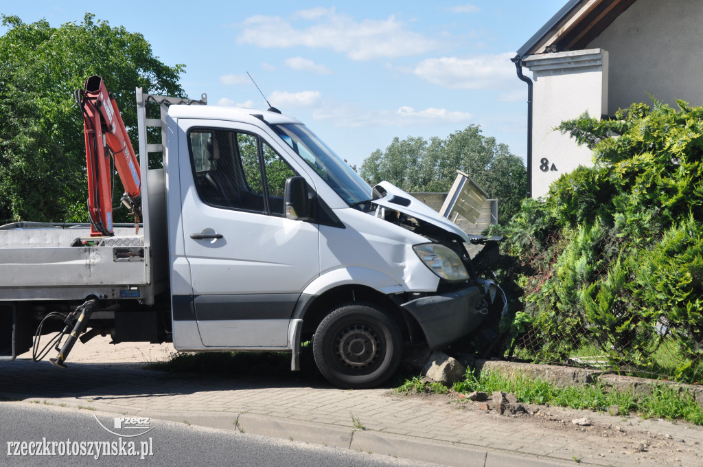 Zasłabł za kierownicą i uderzył w drewniane ogrodzenie posesji