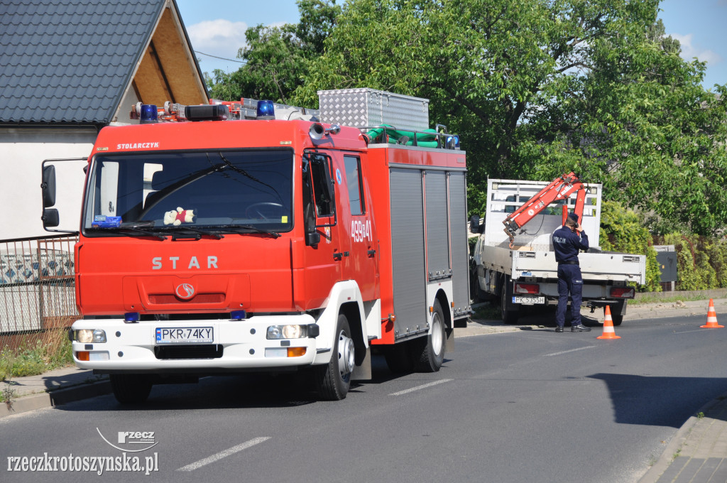 Zasłabł za kierownicą i uderzył w drewniane ogrodzenie posesji
