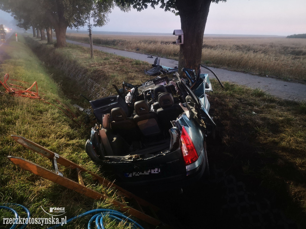Uwięziony kierowca mazdy. Ratownicy z trudem wyciągnęli go na zewnątrz