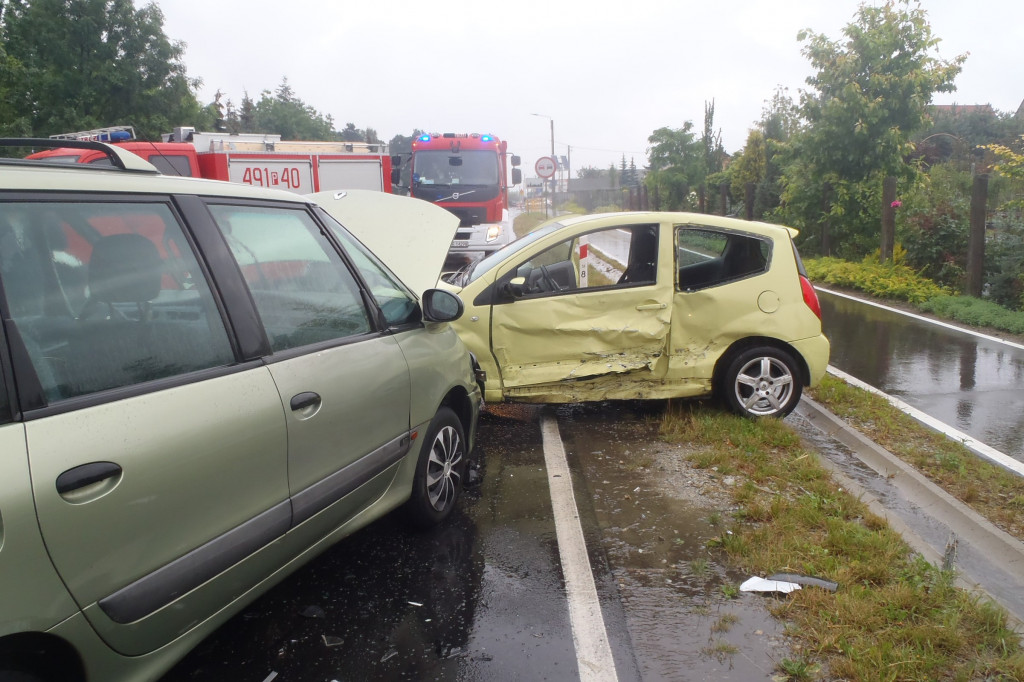Wypadek na ul. Zdunowskiej. Cztery osoby ranne, w tym małe dziecko