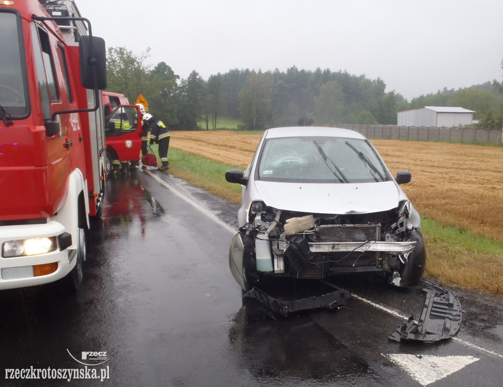 Wypadek na ul. Zdunowskiej. Cztery osoby ranne, w tym małe dziecko