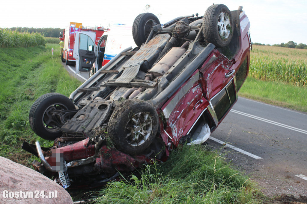 Na łuku drogi jeep wjechał do rowu i dachował