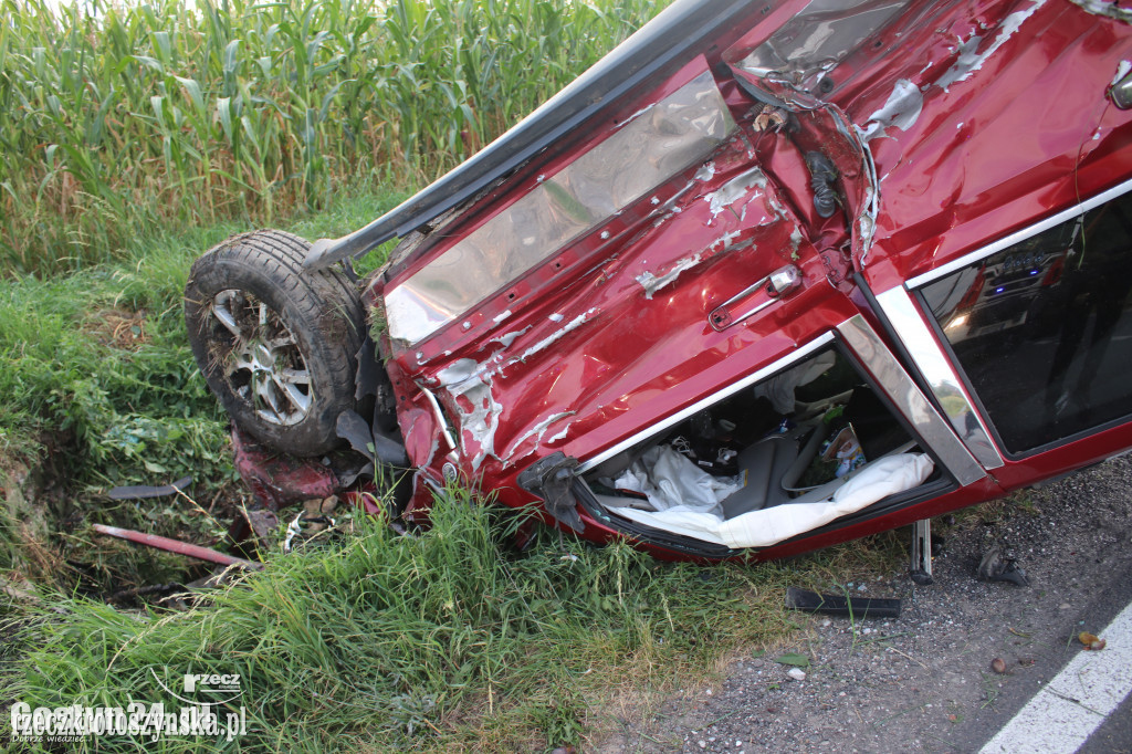 Na łuku drogi jeep wjechał do rowu i dachował
