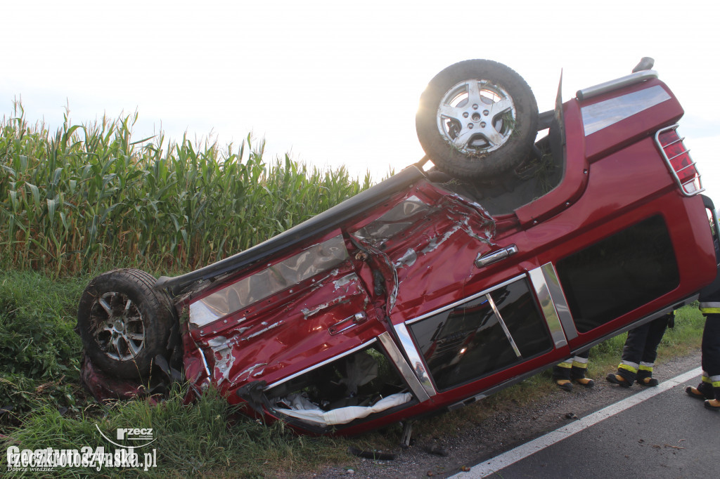 Na łuku drogi jeep wjechał do rowu i dachował