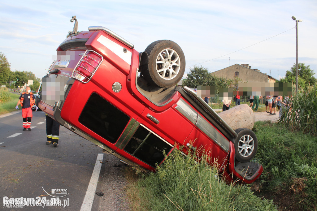 Na łuku drogi jeep wjechał do rowu i dachował