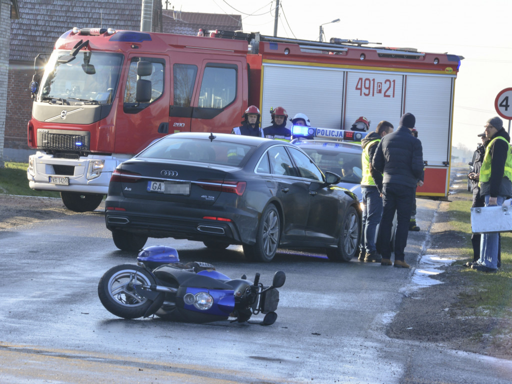 Motorowerzysta w szpitalu, kilka aut w rowie