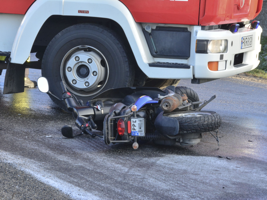 Motorowerzysta w szpitalu, kilka aut w rowie