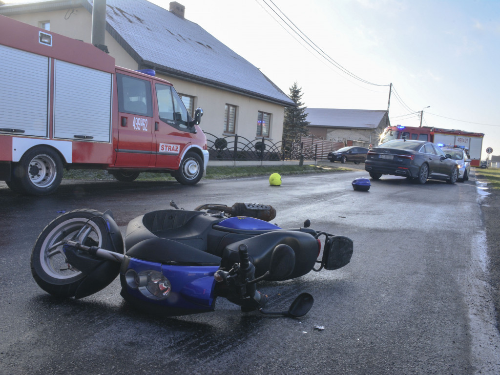 Motorowerzysta w szpitalu, kilka aut w rowie