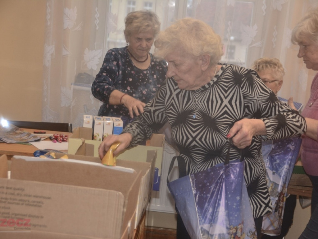 Zdunowscy seniorzy przygotowali świąteczne paczki dla chorych