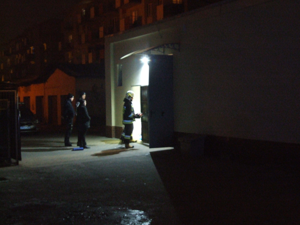 4 wozy strażackie pod marketem Dino