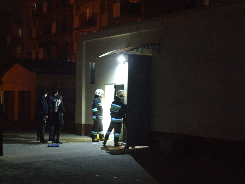 4 wozy strażackie pod marketem Dino