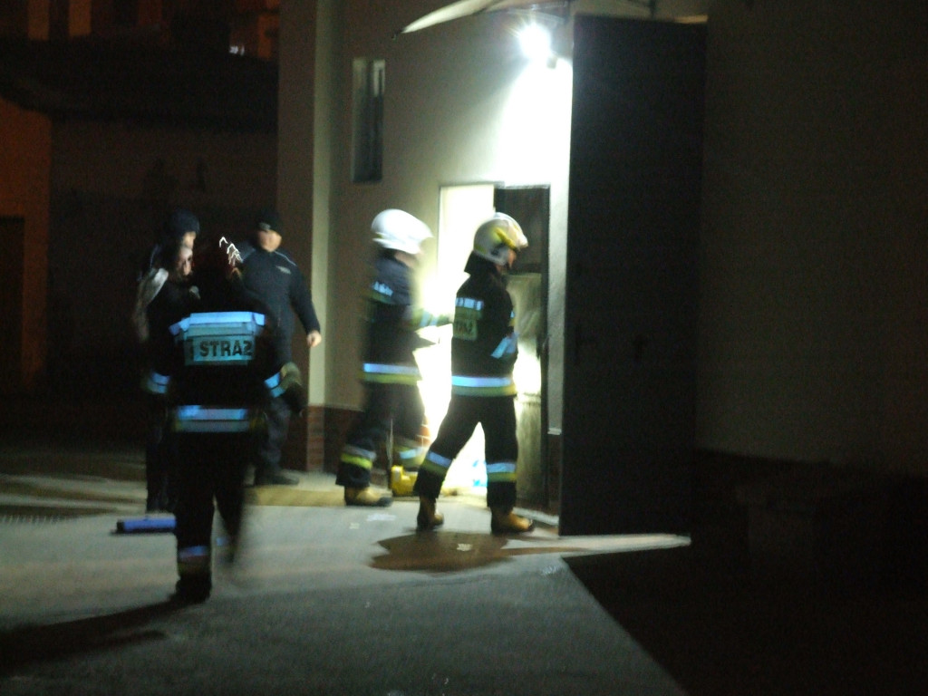 4 wozy strażackie pod marketem Dino