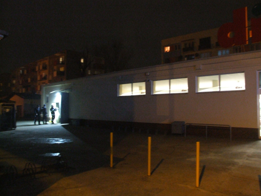 4 wozy strażackie pod marketem Dino