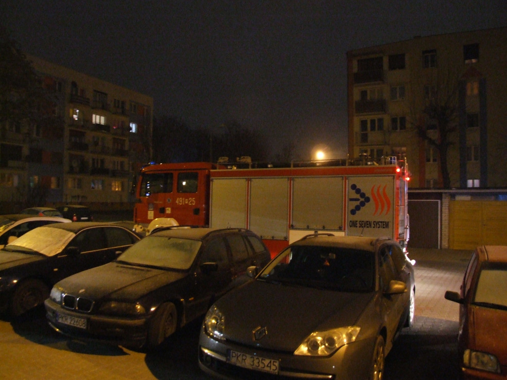 4 wozy strażackie pod marketem Dino