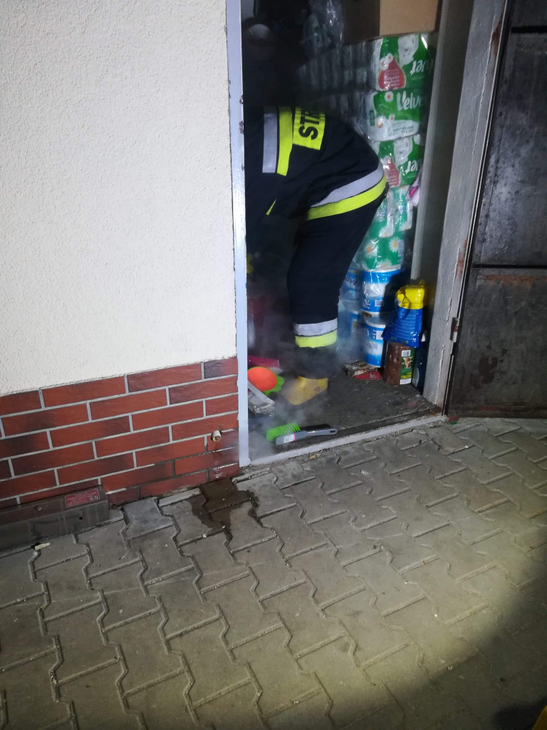 4 wozy strażackie pod marketem Dino