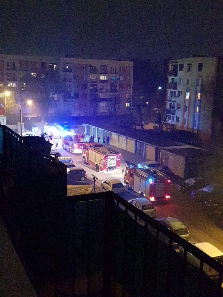 4 wozy strażackie pod marketem Dino