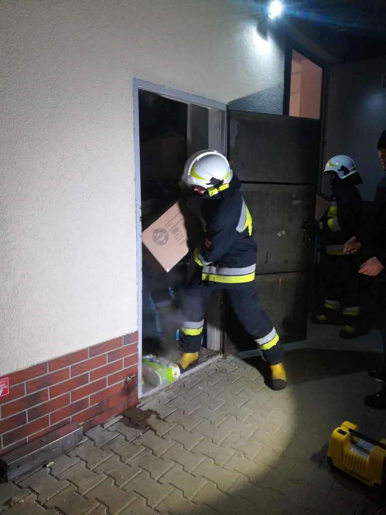 4 wozy strażackie pod marketem Dino