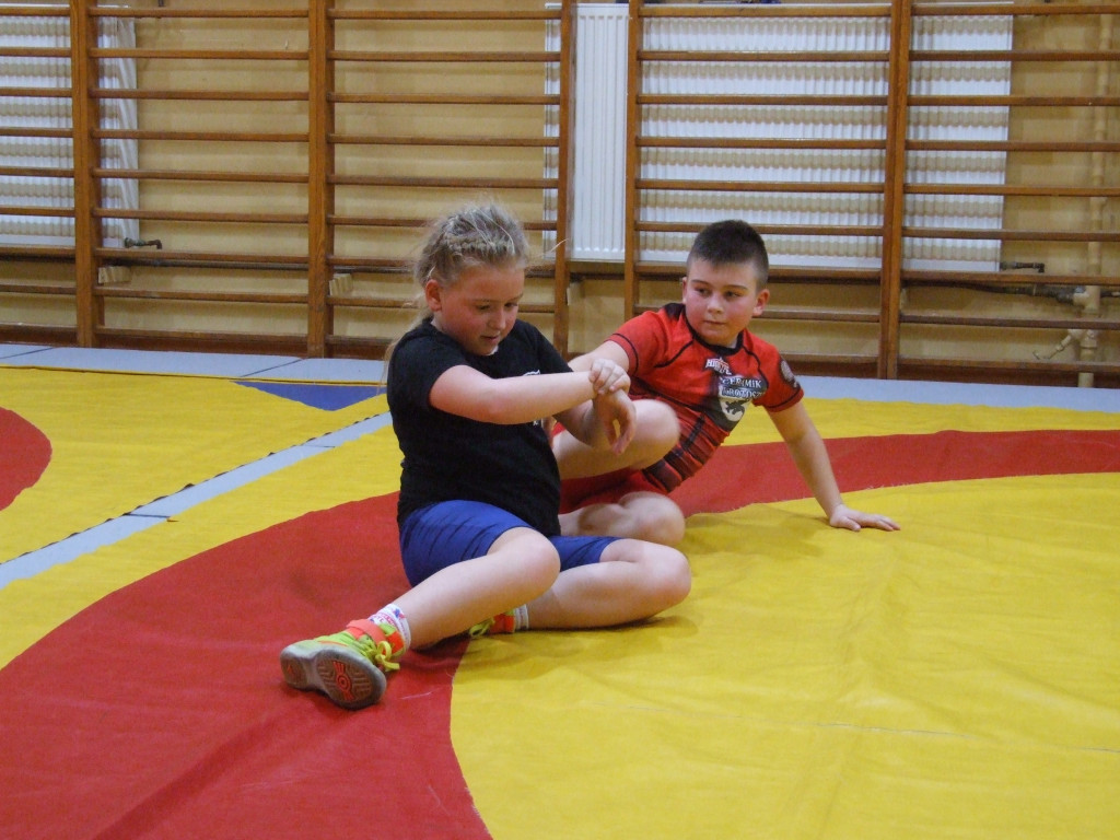 Orpiszew postawił na zapasy dziewcząt