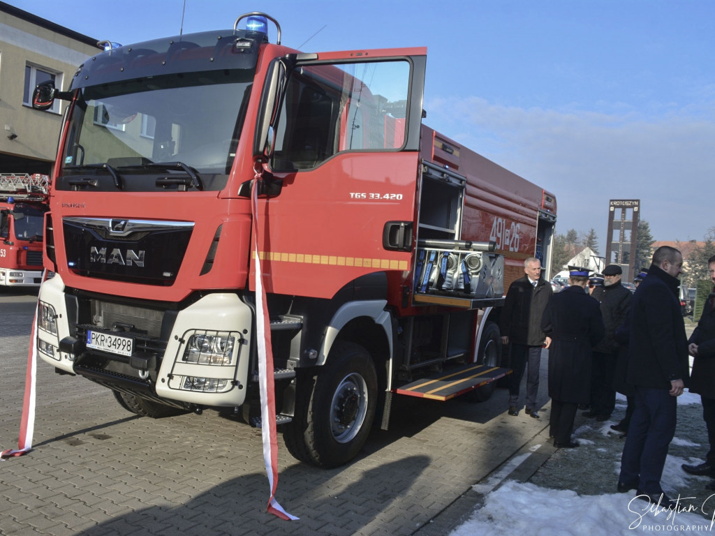 Nowy, wypasiony wóz strażacki