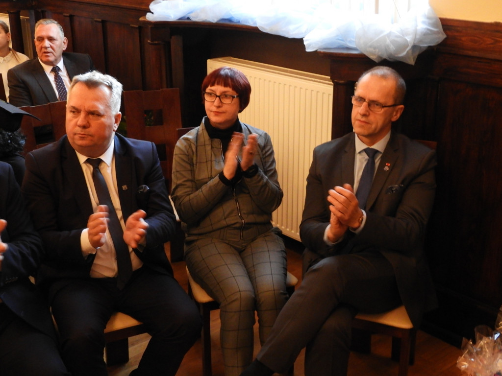 SP nr 5 w Krotoszynie ma nowy sztandar (ZDJĘCIA)