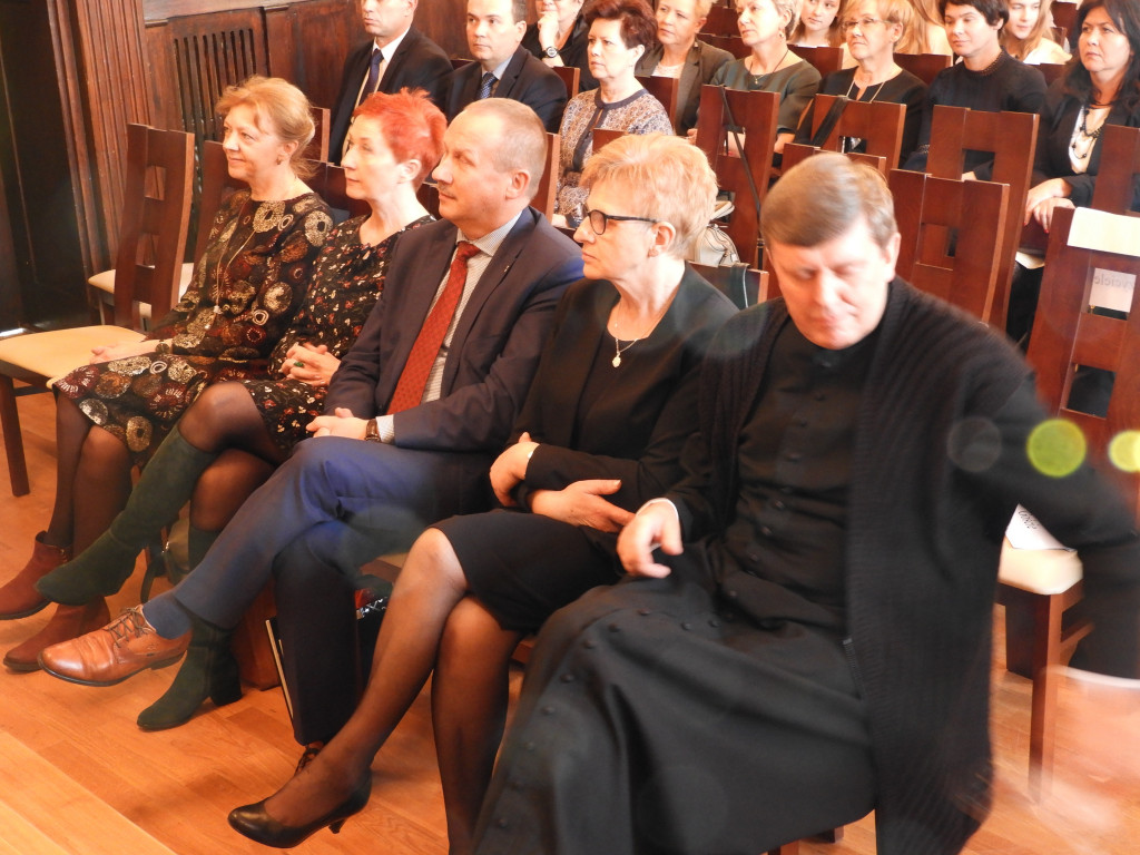 SP nr 5 w Krotoszynie ma nowy sztandar (ZDJĘCIA)