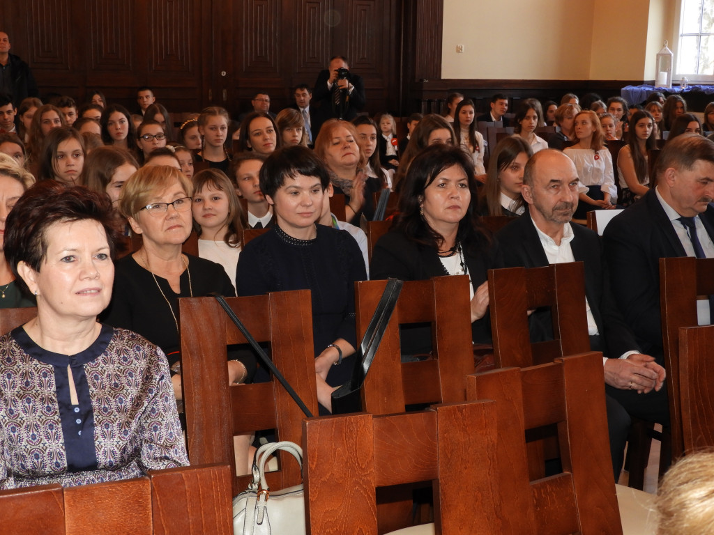 SP nr 5 w Krotoszynie ma nowy sztandar (ZDJĘCIA)