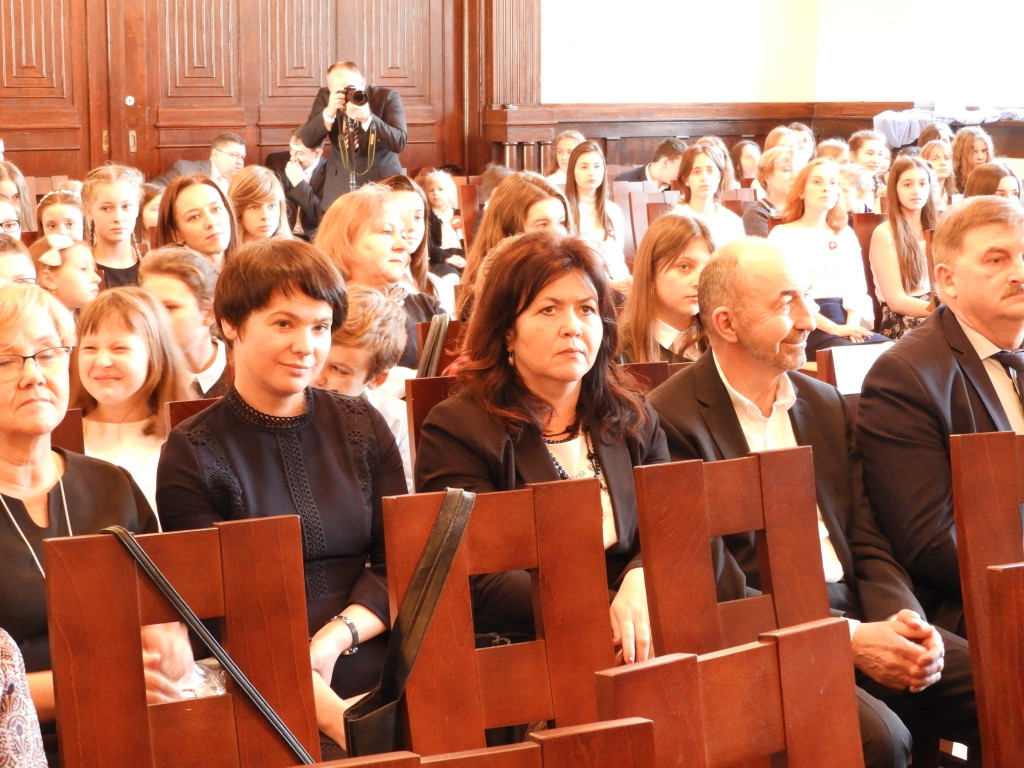 SP nr 5 w Krotoszynie ma nowy sztandar (ZDJĘCIA)