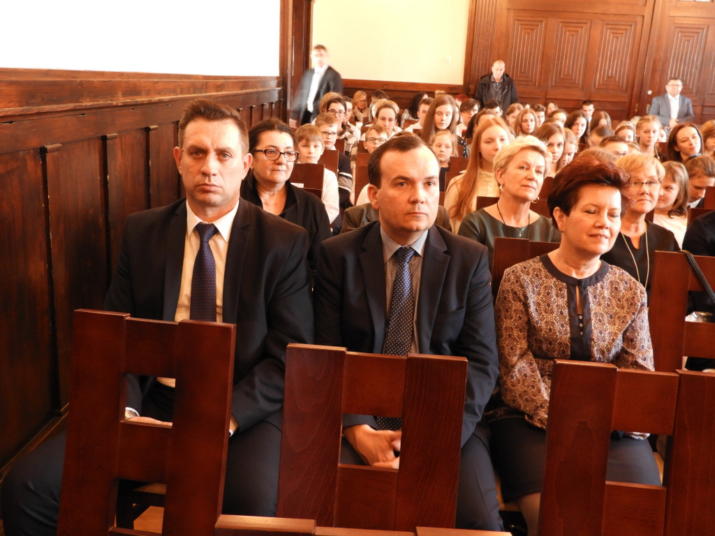 SP nr 5 w Krotoszynie ma nowy sztandar (ZDJĘCIA)