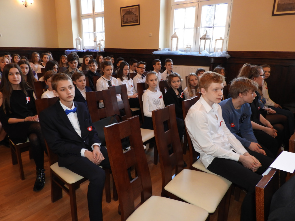 SP nr 5 w Krotoszynie ma nowy sztandar (ZDJĘCIA)
