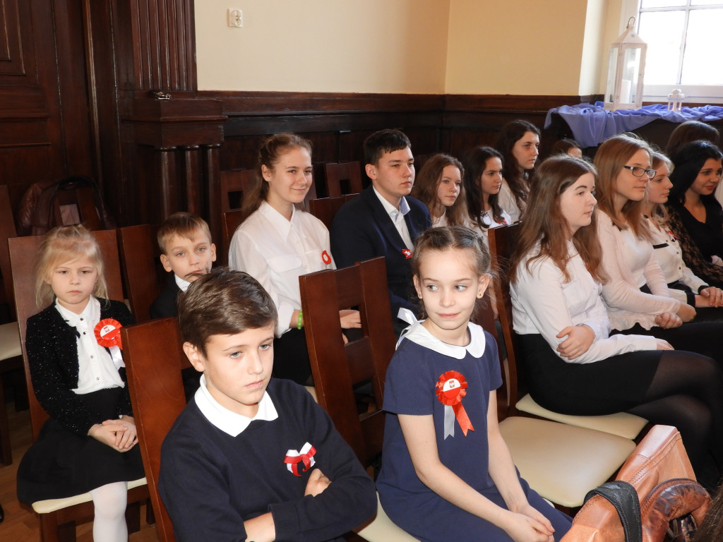 SP nr 5 w Krotoszynie ma nowy sztandar (ZDJĘCIA)