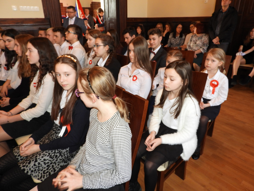 SP nr 5 w Krotoszynie ma nowy sztandar (ZDJĘCIA)