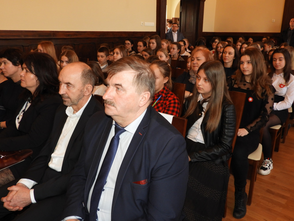SP nr 5 w Krotoszynie ma nowy sztandar (ZDJĘCIA)
