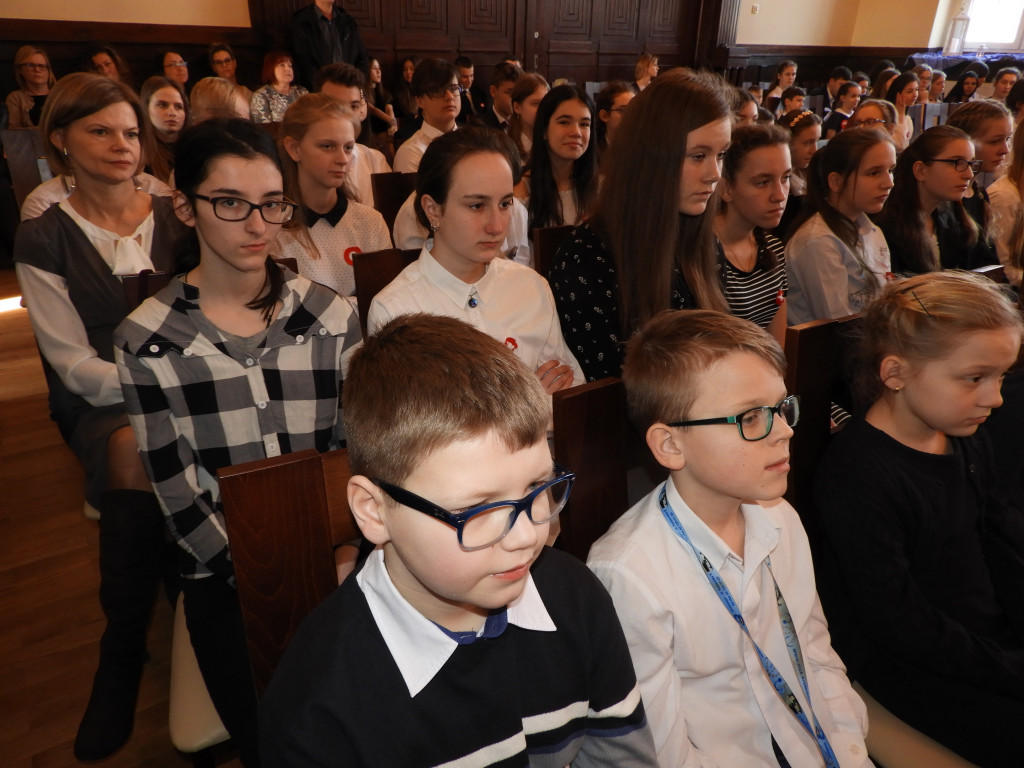 SP nr 5 w Krotoszynie ma nowy sztandar (ZDJĘCIA)