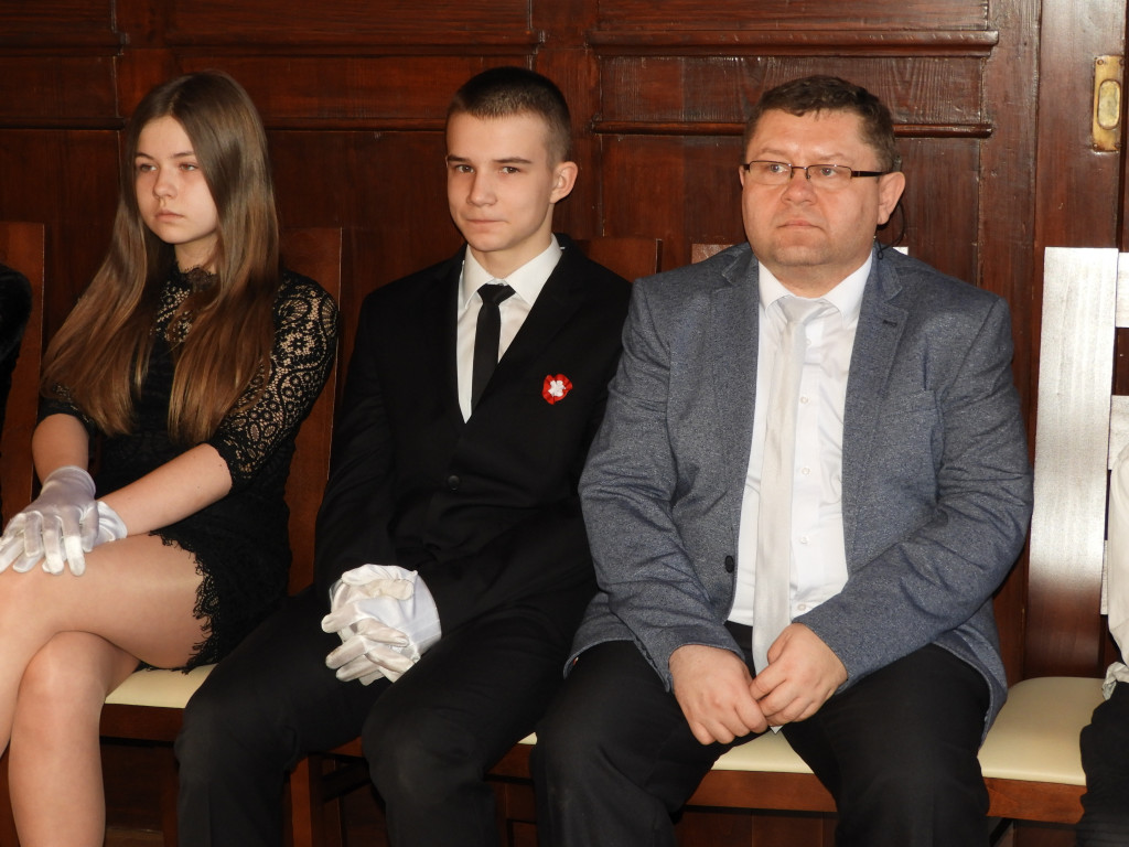SP nr 5 w Krotoszynie ma nowy sztandar (ZDJĘCIA)