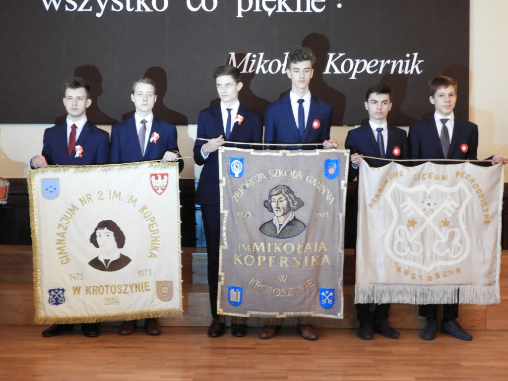 SP nr 5 w Krotoszynie ma nowy sztandar (ZDJĘCIA)