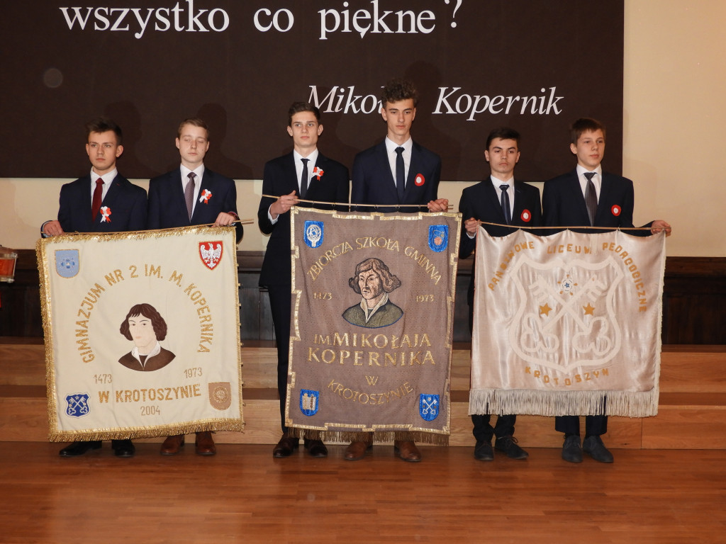 SP nr 5 w Krotoszynie ma nowy sztandar (ZDJĘCIA)
